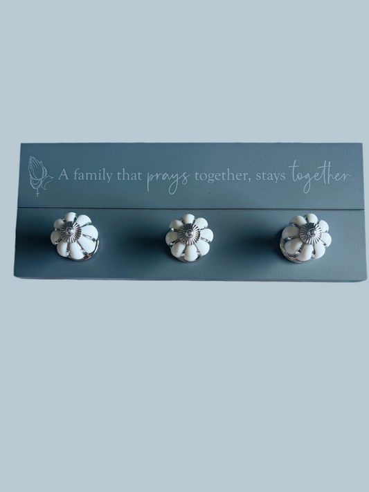 AUTOM “A FAMILY THAT PRAYS TOGETHER, STAYS TOGETHER” WALL HANGER